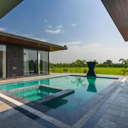 Stayvista'S Anantam - Luxury 4Br Villa With Huge Swimming Pool In Delhi Nueva Delhi Exterior foto