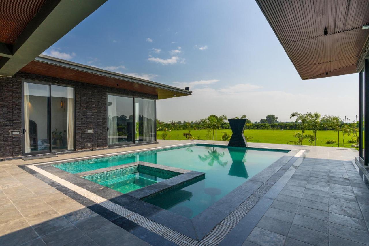 Stayvista'S Anantam - Luxury 4Br Villa With Huge Swimming Pool In Delhi Nueva Delhi Exterior foto