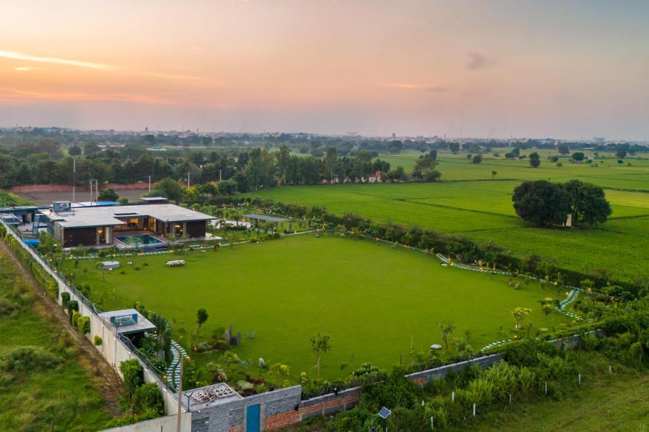 Stayvista'S Anantam - Luxury 4Br Villa With Huge Swimming Pool In Delhi Nueva Delhi Exterior foto