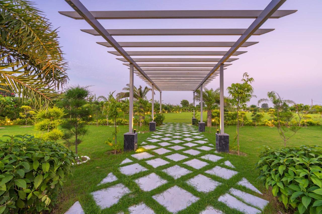 Stayvista'S Anantam - Luxury 4Br Villa With Huge Swimming Pool In Delhi Nueva Delhi Exterior foto