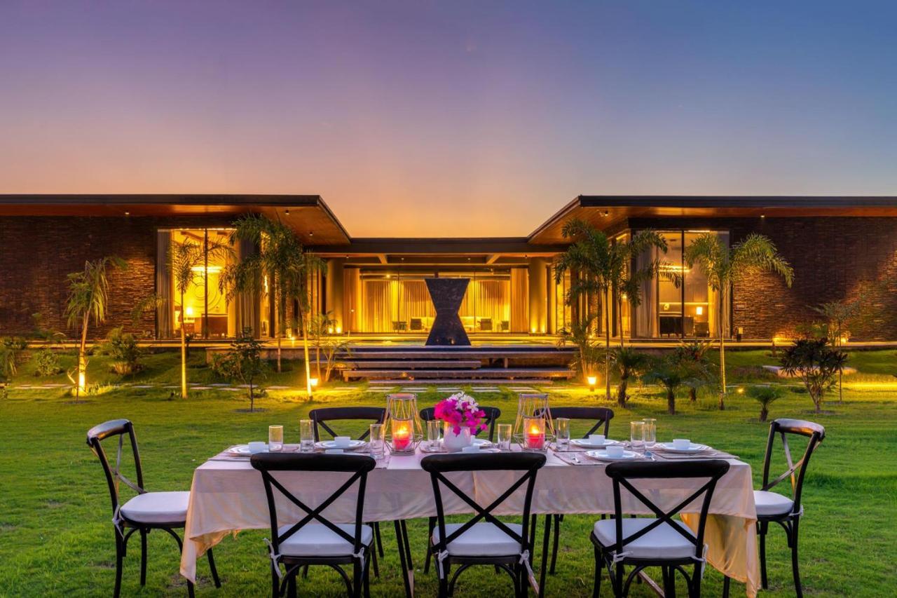 Stayvista'S Anantam - Luxury 4Br Villa With Huge Swimming Pool In Delhi Nueva Delhi Exterior foto