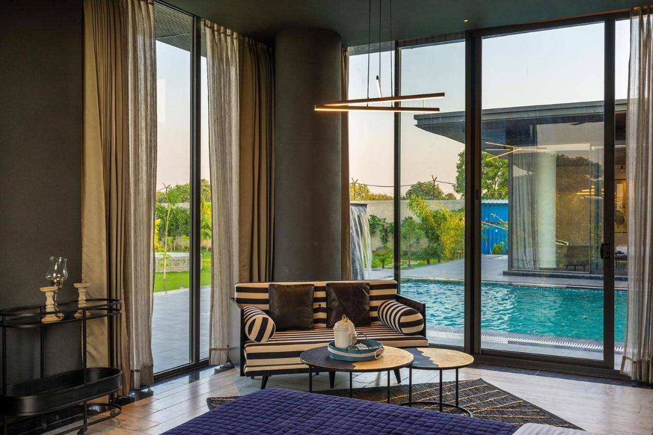 Stayvista'S Anantam - Luxury 4Br Villa With Huge Swimming Pool In Delhi Nueva Delhi Exterior foto