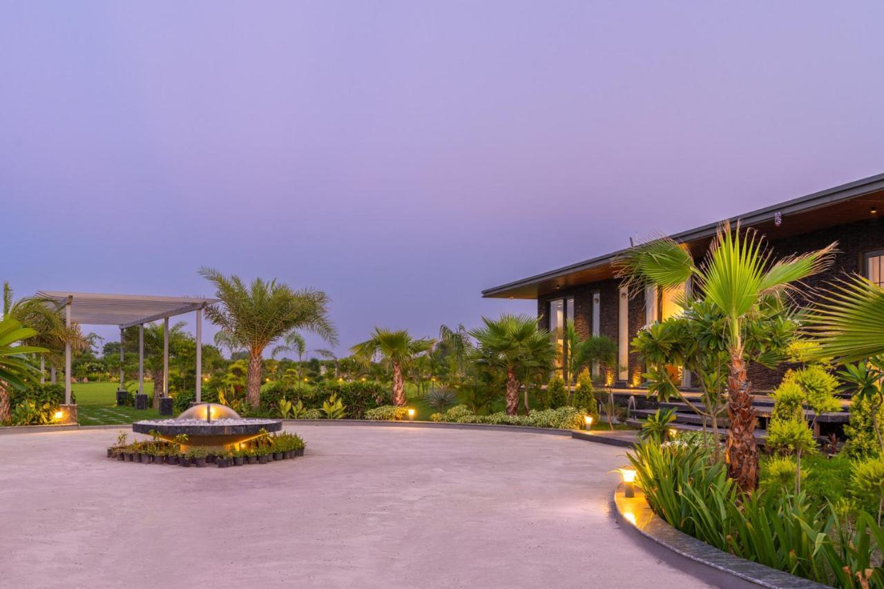 Stayvista'S Anantam - Luxury 4Br Villa With Huge Swimming Pool In Delhi Nueva Delhi Exterior foto