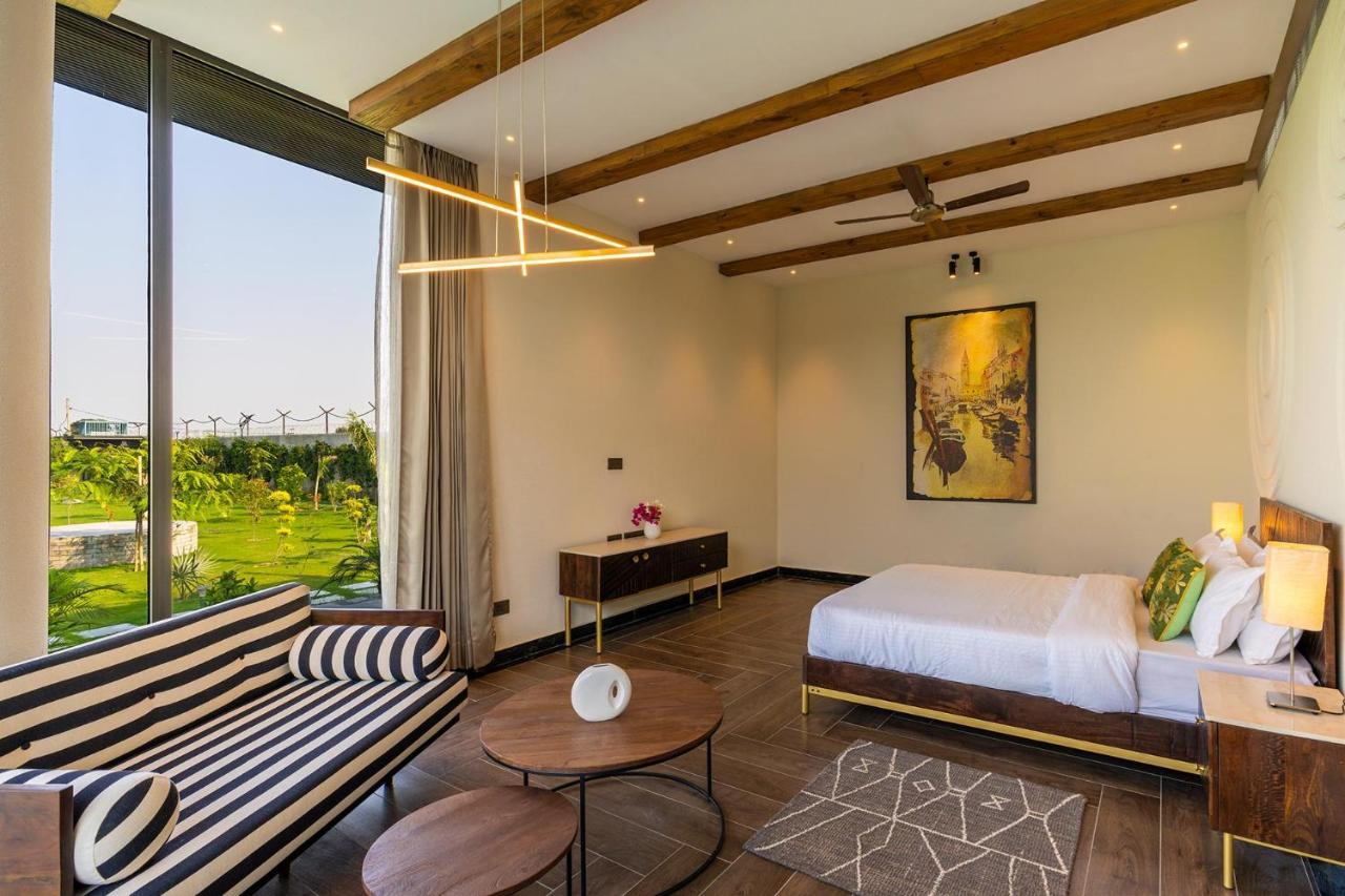 Stayvista'S Anantam - Luxury 4Br Villa With Huge Swimming Pool In Delhi Nueva Delhi Exterior foto