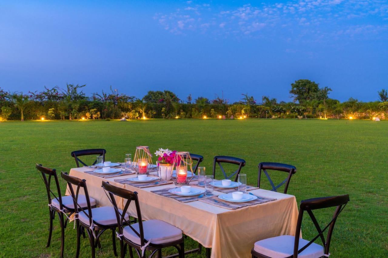 Stayvista'S Anantam - Luxury 4Br Villa With Huge Swimming Pool In Delhi Nueva Delhi Exterior foto